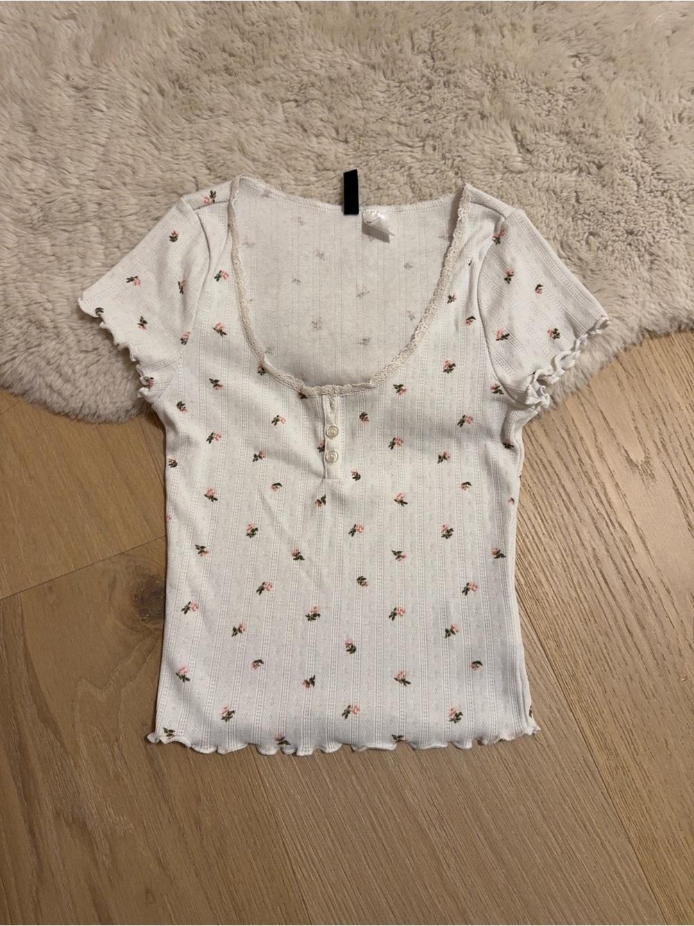 H&M White Ribbed Scoop Neck Tee with Pink Floral Print